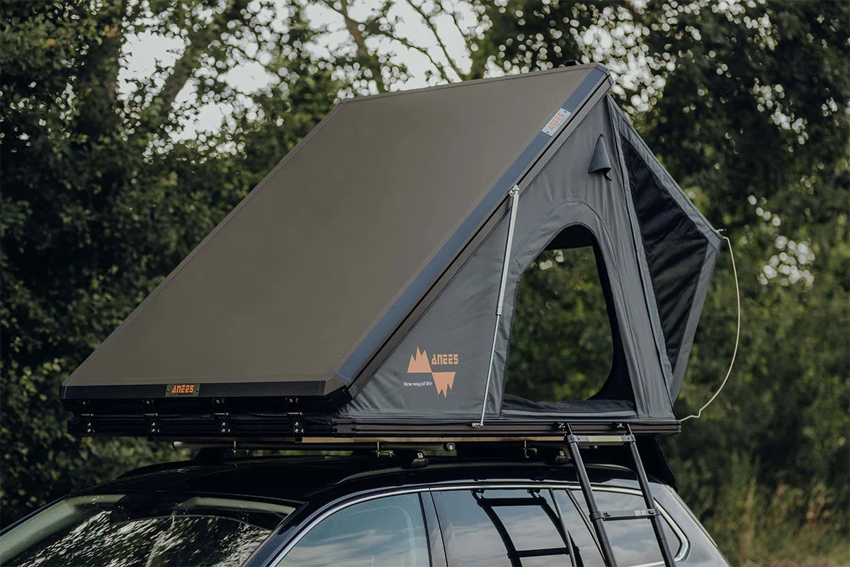 ANEES Triangle Dachzelt geöffnet – Campingaufbau auf Fahrzeugdach im Wald