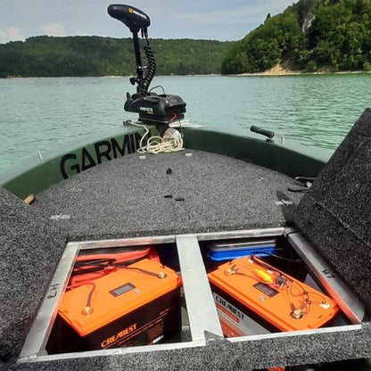 LiFePO4 12V 100Ah Batterie – Anwendung im Bootsbatteriefach, zwei Batterien nebeneinander
