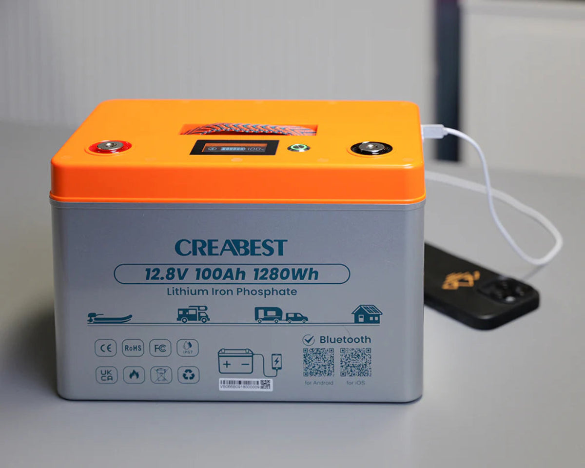 LiFePO4 12V 100Ah Batterie – Seitenansicht, staub- und wasserdichter IP67-Gehäuseschutz